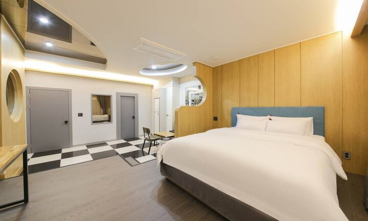 room detail thumbnail 0