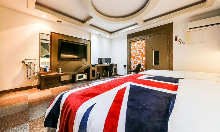 room detail thumbnail 1