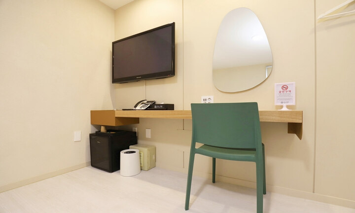 room detail thumbnail 2