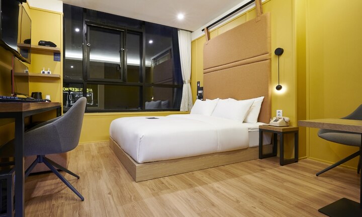 room detail thumbnail 1