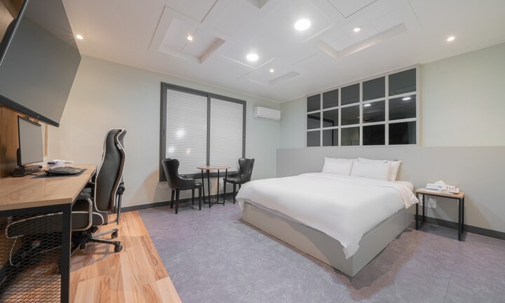 room detail thumbnail 1
