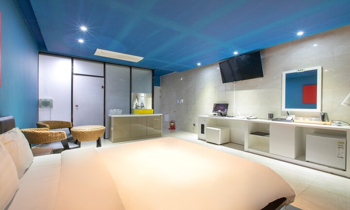 room detail thumbnail 2