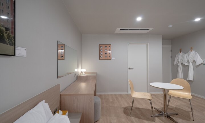 room detail thumbnail 1