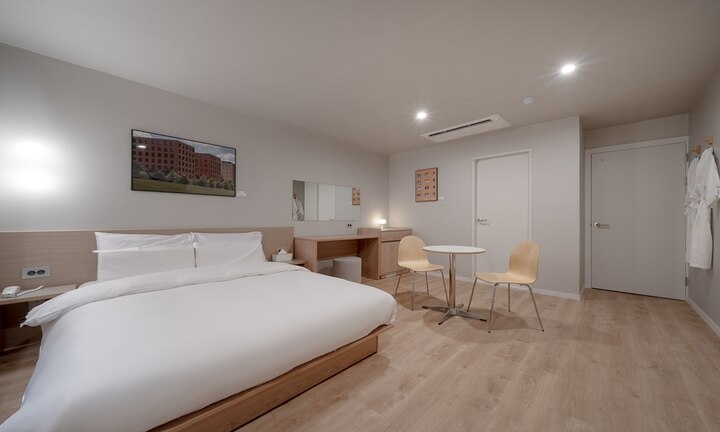 room detail thumbnail 0