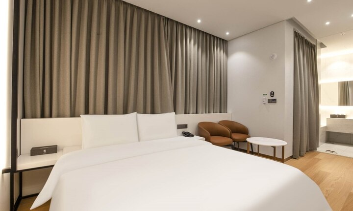 room detail thumbnail 1