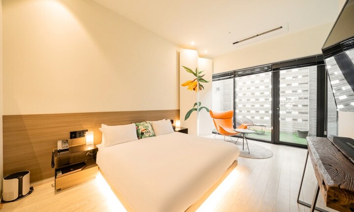 room detail thumbnail 1