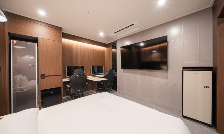 room detail thumbnail 2