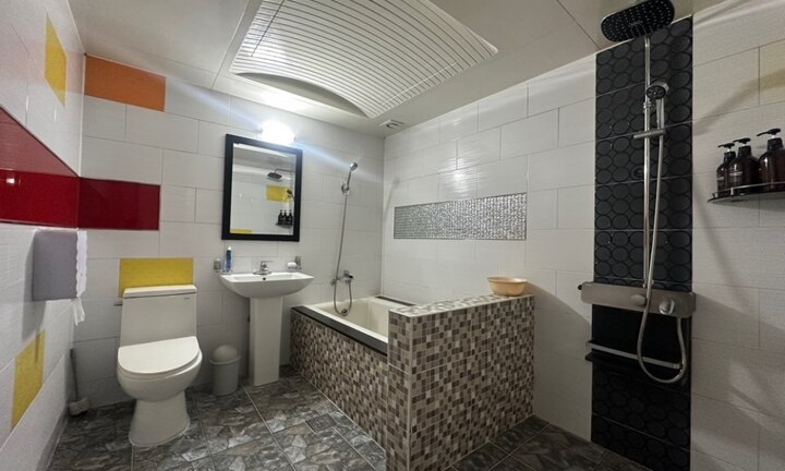 room detail thumbnail 2
